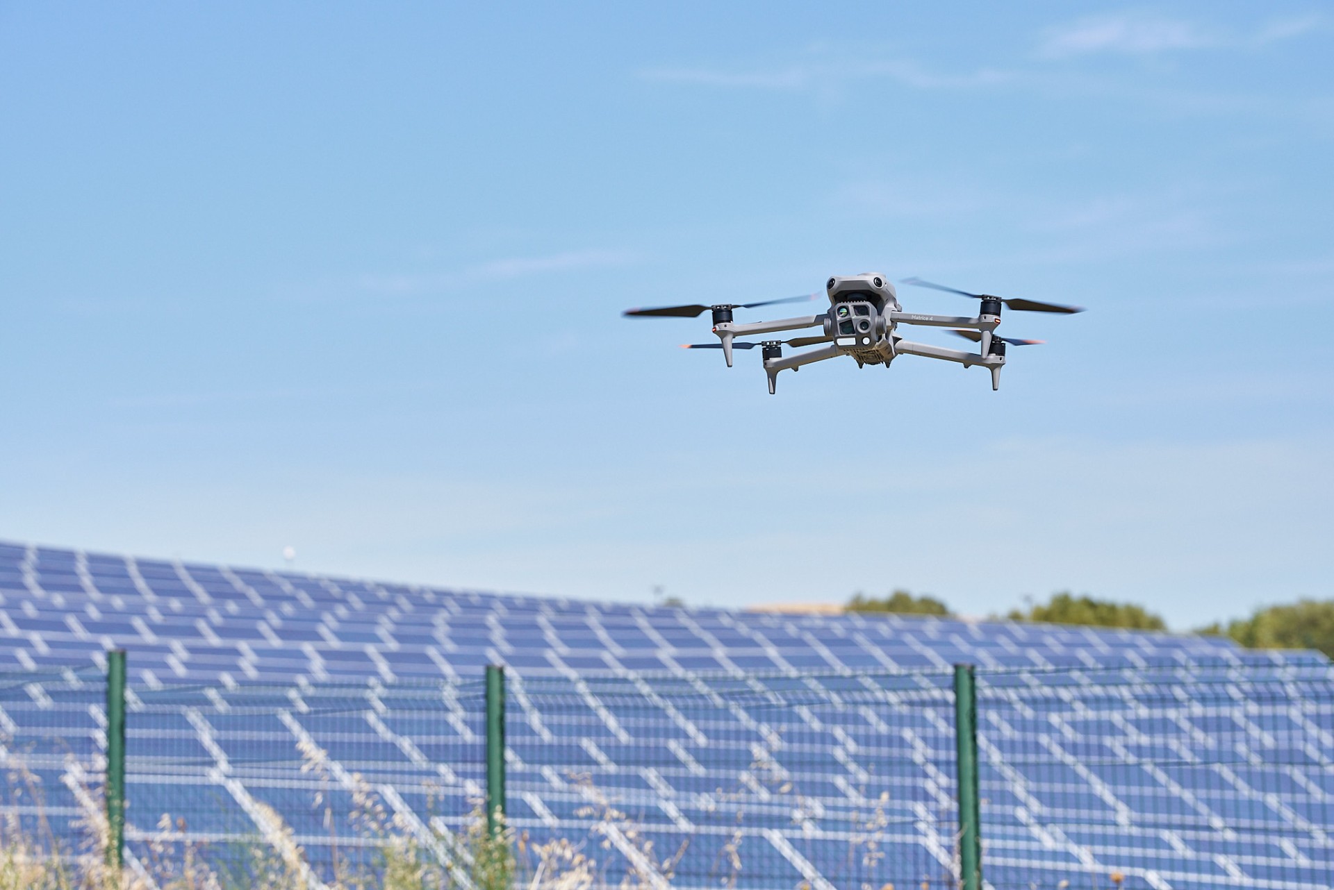 Professionelle Drohneninspektion einer Photovoltaikanlage - Drohne über Solarmodulen