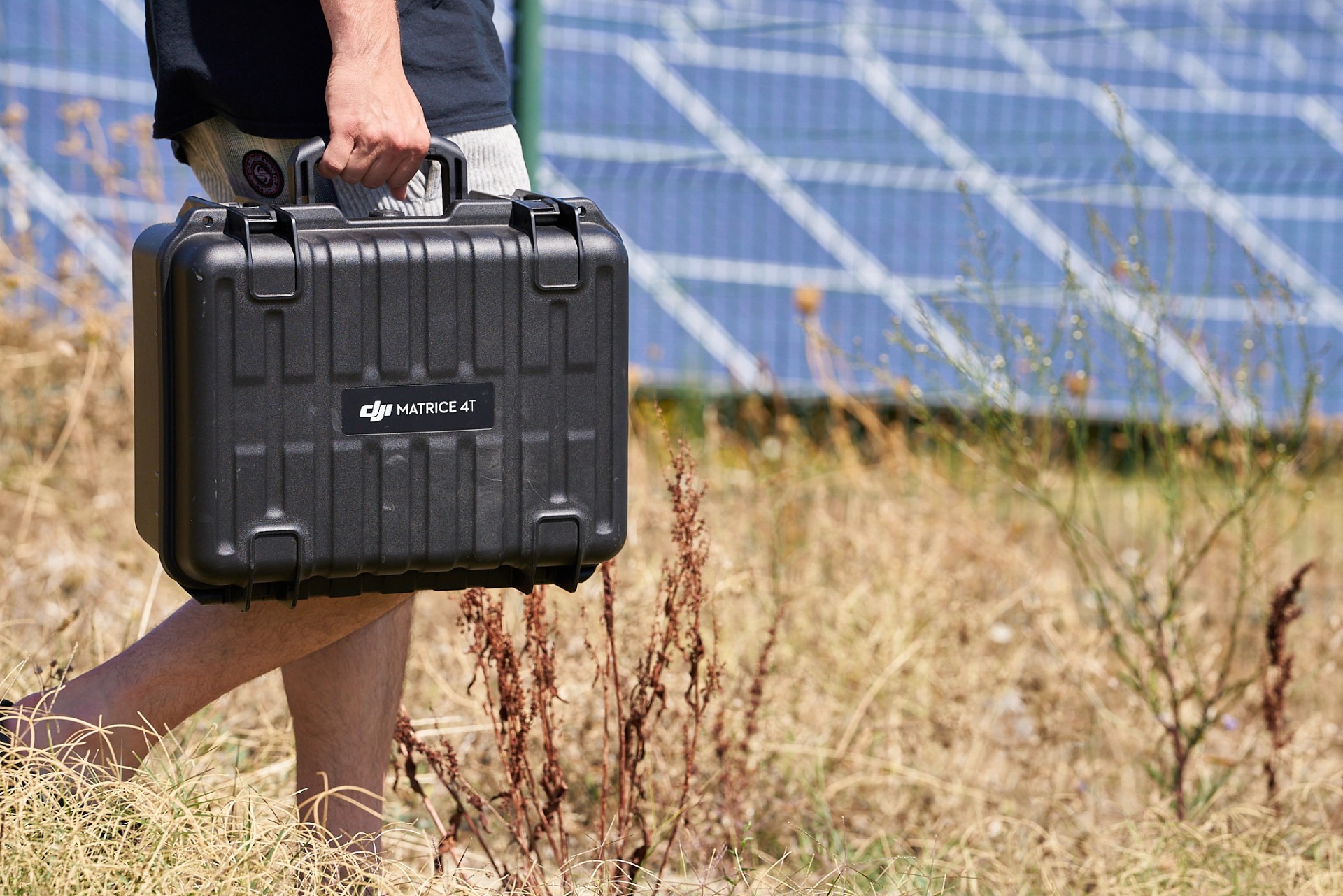 DJI Matrice 4T Drohnenkoffer vor Solaranlage