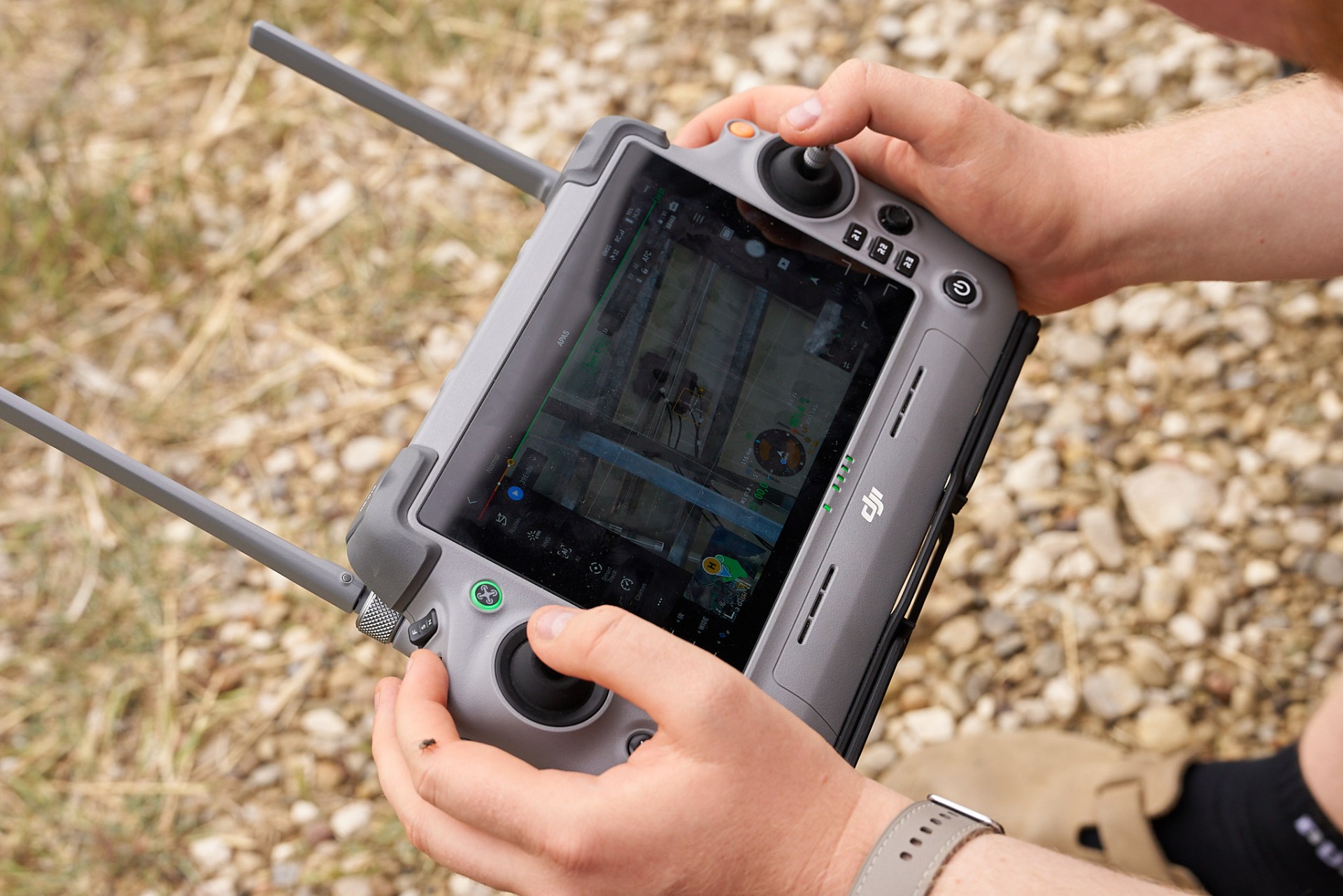 DJI Drohnen-Controller für professionelle PV-Inspektion - Fernsteuerung mit Live-Bildschirm